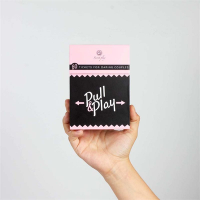 Caixa rosa e preta com texto 'Pull & Play' e '50 TICKETS FOR DARING COUPLES'