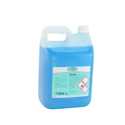 Recipiente plástico translúcido com líquido azul e etiqueta de segurança.