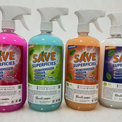 Frascos de spray de limpeza multicoloridos SAVE SUPERFÍCIES com etiquetas e sprays brancos.