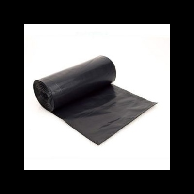 Rolo de sacos de lixo pretos em plástico sobre fundo branco