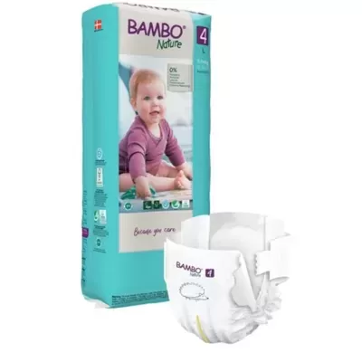 Pacote de fraldas Bambo Nature tamanho 4 e uma fralda aberta branca com desenho de um ouriço