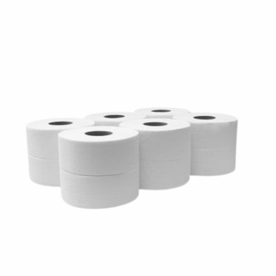 Sete rolos de papel higiénico branco empilhados em fundo branco