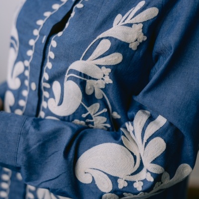 Camisa azul com bordados florais brancos