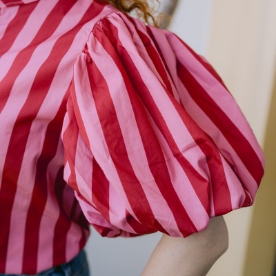 Blusa riscada vermelha e rosa com manga bufante de algodão