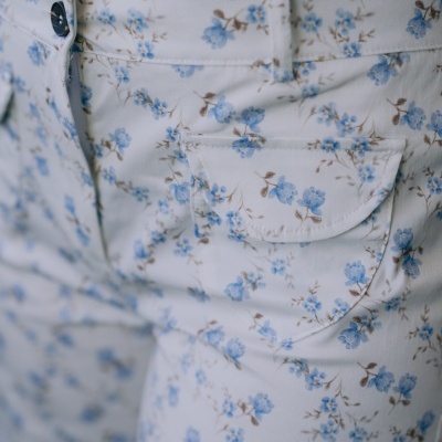 Calças brancas com estampa floral azul