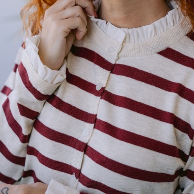 Camisola riscada creme e vermelha com folhos no pescoço e punhos