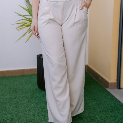 Calças largas creme com cintura alta e botão