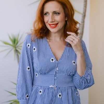 Blusa feminina vichy azul e branco com flores brancas bordadas e botões frontais