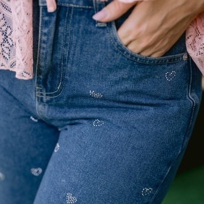 Calças de ganga azuis com corações brancos e blusa cor-de-rosa rendada