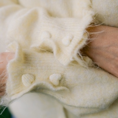 Manga de suéter creme com botões em forma de coração