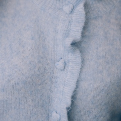 Cardigan azul claro com botões de coração e gola canelada