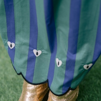 vestido riscas verde e azul com bordados de corações e botas douradas