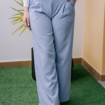 Calças largas azul claro com pregas e cintura alta