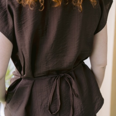 Blusa castanha escura com laço na cintura vista de trás