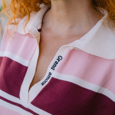 Polo riscado rosa, bordeaux e branco com gola branca e texto bordado