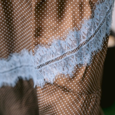 Vestido castanho às bolinhas com fita rendada branca em detalhe