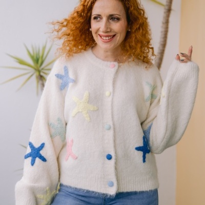 Casaco branco felpudo com estrelas-do-mar coloridas