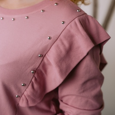 Sweatshirt rosa com babado e tachas metálicas no ombro