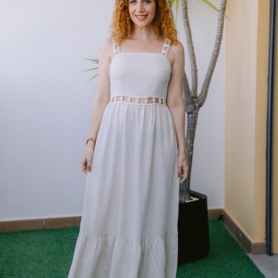 Vestido longo branco com detalhes vazados na cintura