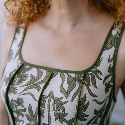 Top de tecido branco com padrão verde de folhas e flores e alças verdes