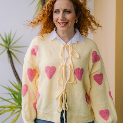 Camisola amarela com corações cor-de-rosa e laços no centro