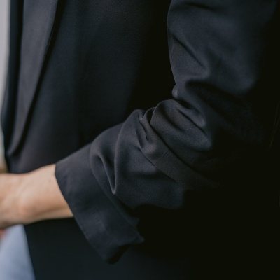 Casaco preto com manga dobrada e camisa branca