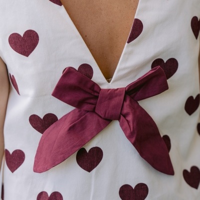 Vestido branco com corações bordô e laço na cintura