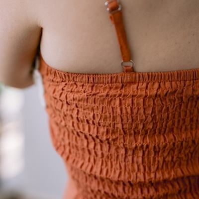 Vestido laranja com tiras ajustáveis visto das costas