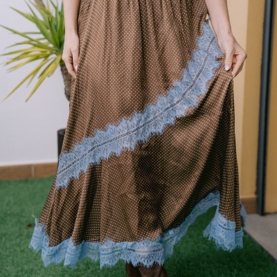 Saia midi castanha às bolinhas com renda azul clara e botas castanhas