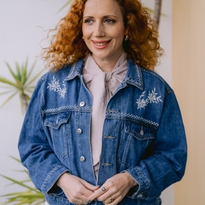 Mulher com casaco de ganga bordado e calças florais