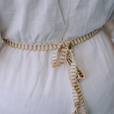 Vestido branco com cinto de corda decorativa