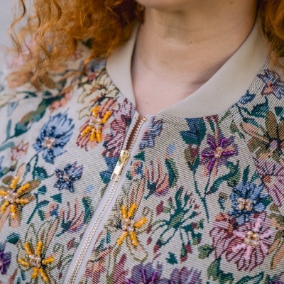 Casaco floral bordado com fecho de correr dourado e gola cinzenta