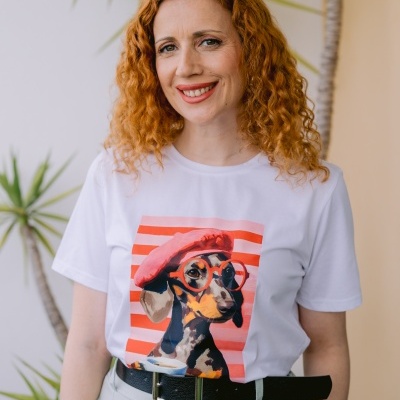 T-shirt branca com estampa de cão com óculos e boina vermelha em fundo de riscas vermelhas e brancas
