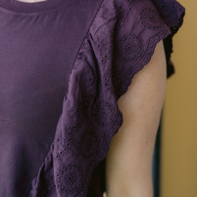T-shirt roxa com mangas folhadas em renda bordada