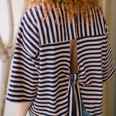 Blusa às riscas cor-de-rosa e azul-marinho com abertura e laço nas costas