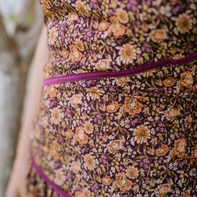 Vestido roxo com padrão floral e costuras roxas