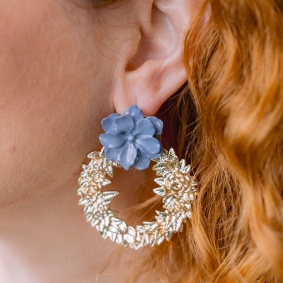 Brinco com flor azul e aro dourado com flores e folhas