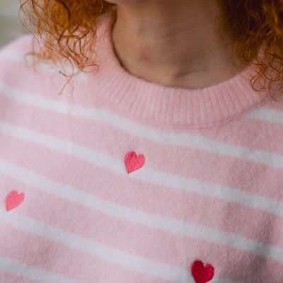 Suéter rosa claro com riscas brancas e corações vermelhos bordados