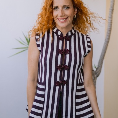 Blusa de riscas pretas e brancas com botões florais