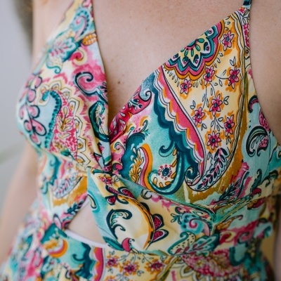 Top feminino estampado colorido com alças finas e decote em V.