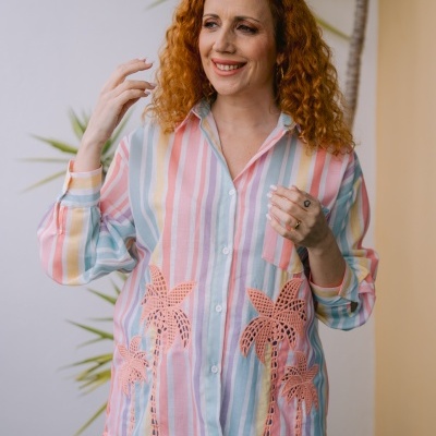 Camisa feminina riscada em cores pastel com palmeiras em croché e calças de ganga com estampas coloridas