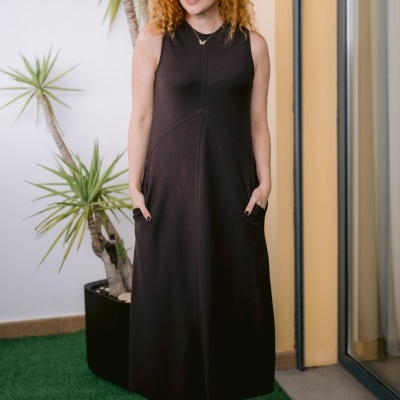 Vestido longo preto sem mangas com bolsos