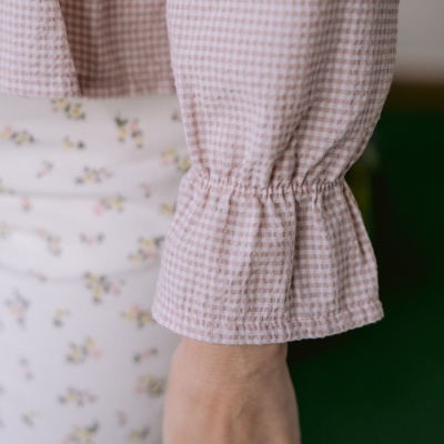 Manga comprida rosa com padrão quadriculado e punho franzido