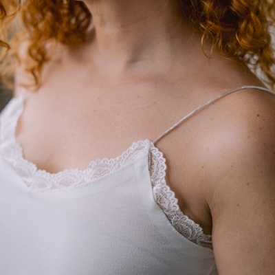 Top branco com renda e alças finas