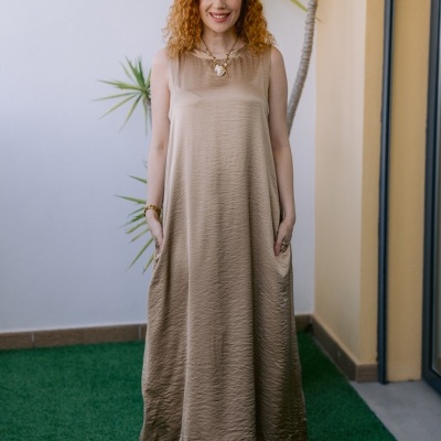 Vestido comprido castanho claro com bolsos em ambiente exterior