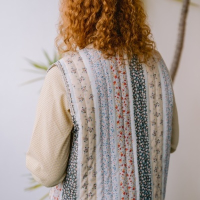 Colet com padrão floral em riscas verticais visto por trás