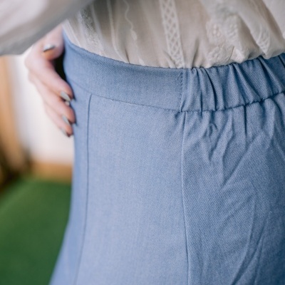 Saia azul clara em tecido jeans com cintura elástica e blusa branca de renda
