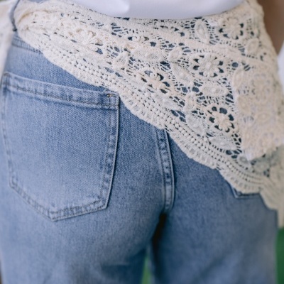 Calças de ganga azuis com cinto de crochet bege