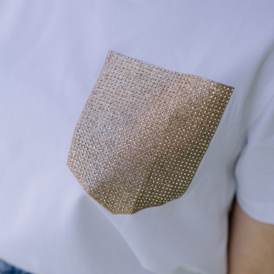 T-shirt branca com bolso frontal brilhante e calças de ganga