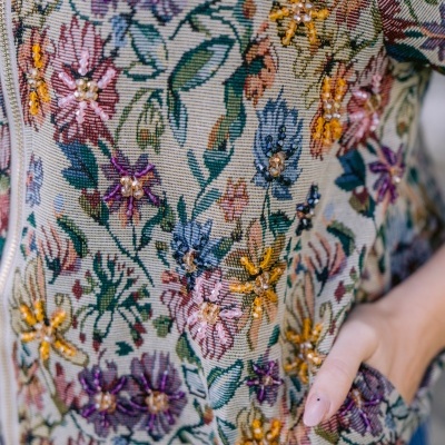 Casaco com padrão floral bordado colorido com fecho de correr e bolso